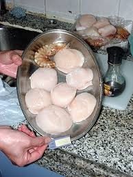 Scallops in a pan - they bring a rich sweetness to pasta or make a great first course credit: wikipedia